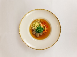 Hovězí Consomme (játrový knedlíček, domácí nudle , kořenová zelenina) | 0,33l