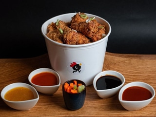 Kyblík smažených křídel/kousků - vyber si svou omáčku