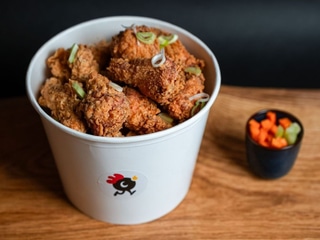 Kyblík smažených kousků/křídel půl na půl