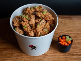 Smažené kuřecí kousky kyblík