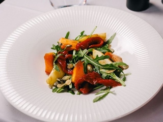 Салат із ферментованим яблуком шарон та запашним перцем 