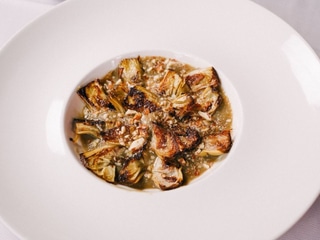 Артишоки на ніжному кремі з баклажанів