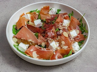 Салат з грушею конфі та прошуто