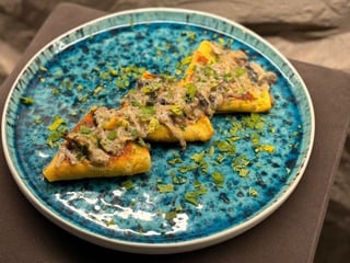 Млинці з грибною підливою