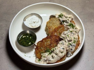 Деруни з мясом та грибною підливою