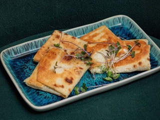 Лаваш з сиром моцарелою  та соусом