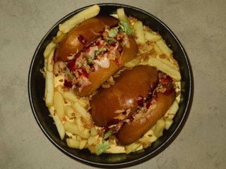 Бургер з вишневим соусом та сиром дорблю