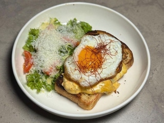 Сендвіч з куркою, міксом салати та соусом з сиром дорблю