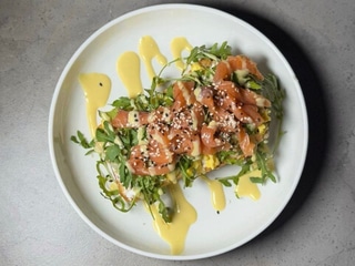 Французький тост зі скремблом, лососем та авокадо