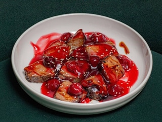 Телятина су-від у вишневому соусі