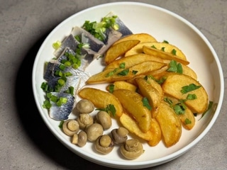 Картопля з оселедцем та маринованими шампіньйонами