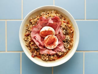 Злакова каша з пастрамі та в'яленим томатом