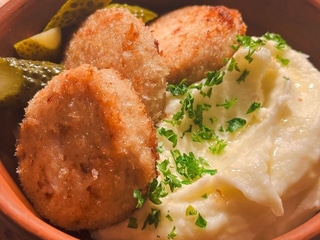 Chicken cutlet with mashed potatoes and pickles
