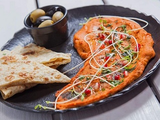Hummus suszone pomidory