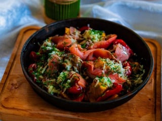 Сьомга запечена з овочами