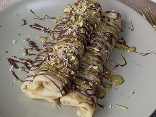 Palacinky plnené pistáciovým krémom a preliate čokoládou