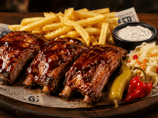 Bravčové rebrá 600 g, nakladaná zelenina, extra hranolky + omáčka