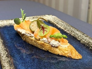 Брускета з лососем