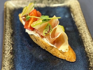 Брускета з прошутто