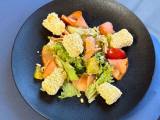 Салат з копченим лососем