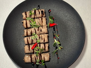 Яловичий язик з хріновим мусом