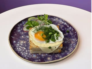 Maślany tost  z szynką z indyka, serem żółtym i jajkiem sadzonym