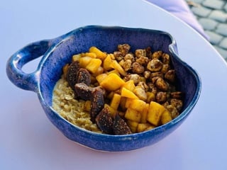 Owsianka na mleku owsianym z prażonym jabłkiem, cynamonem, karmelizowanym orzechem laskowym i suszoną figą