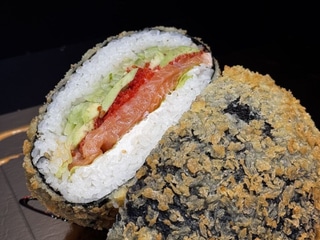 Sushi-burger z łososiem