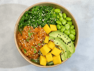 Bowl z tatarem z łososia