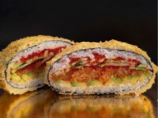 Sushi-burger z tatarem z łososia