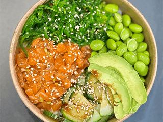 Bowl z tatarem z łososia