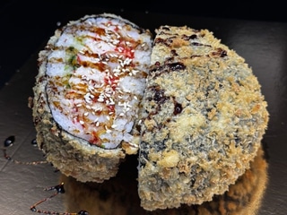 Sushi-burger z krewetkami panko i tatarem z surimi