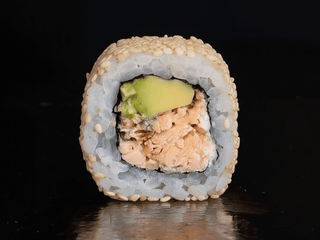 Uramaki łosoś grillowany