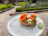 Брускетти з лососем та гуакамоле