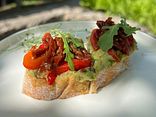 Брускетти з гуакамоле, печеним перцем і в’яленими томатами