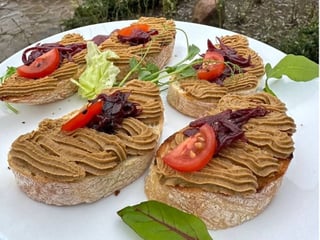 Паштет курячий з тостами