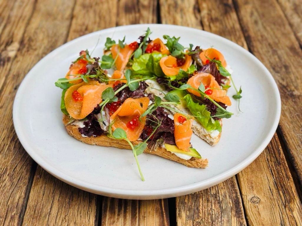 Тост з veg-сьомгою, авокадо, крем-сиром, ікрою з ламінарії та міксом салату