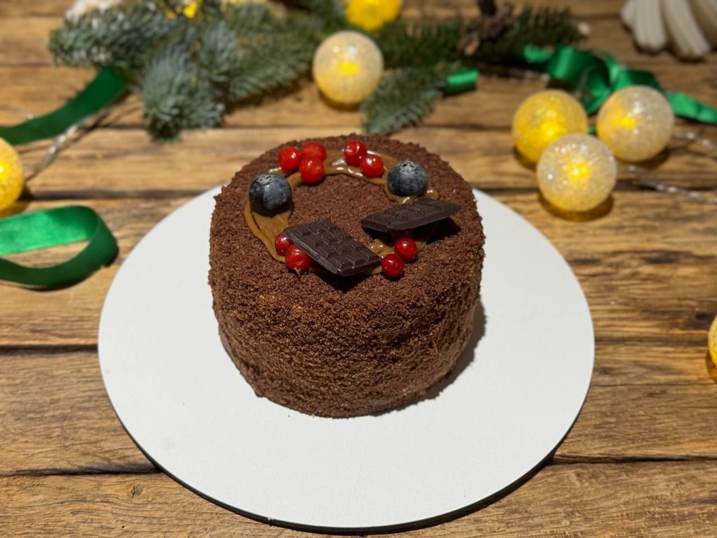 Карамельний торт з чорносливом