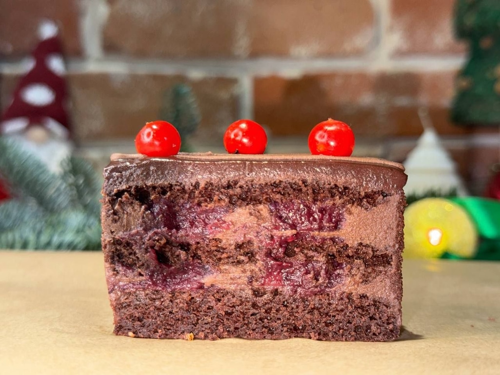 Шоколадний торт з чорницею, малиною та смородиною