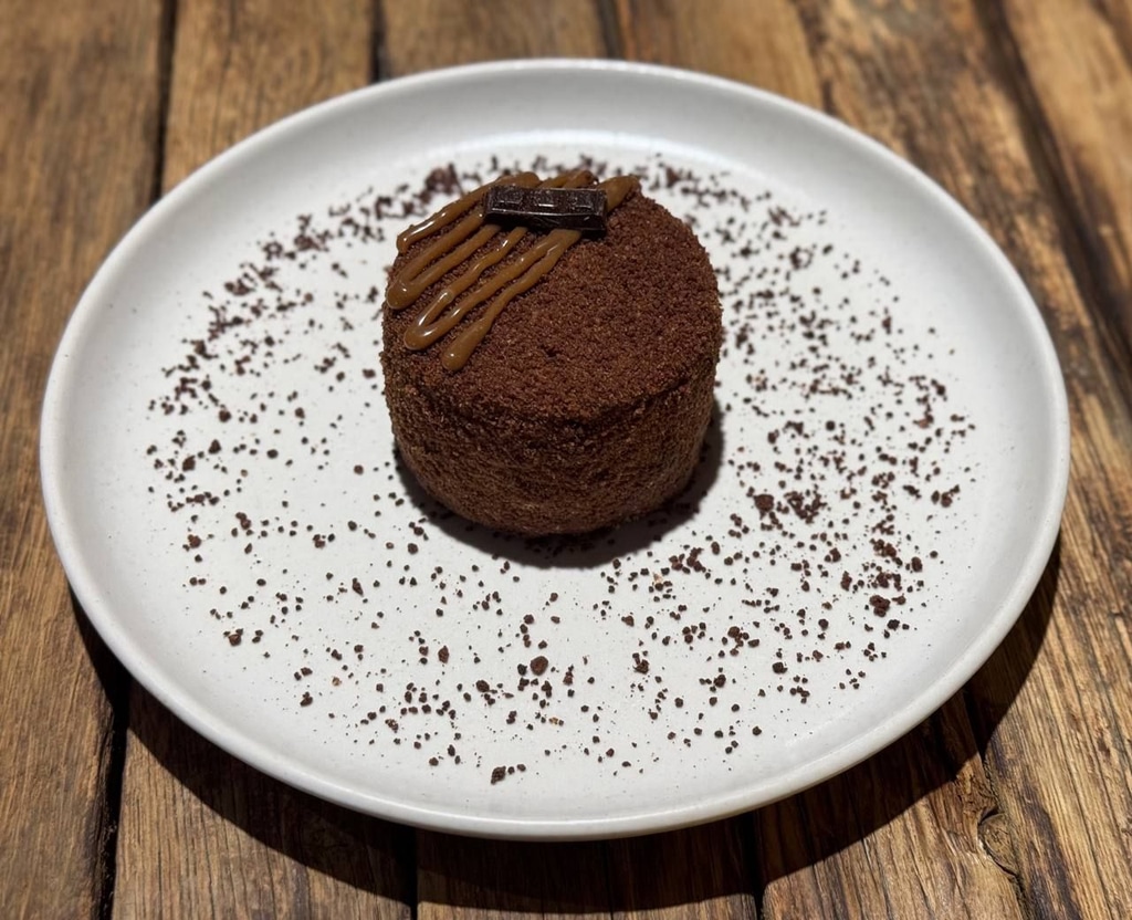 Карамельний торт з чорносливом