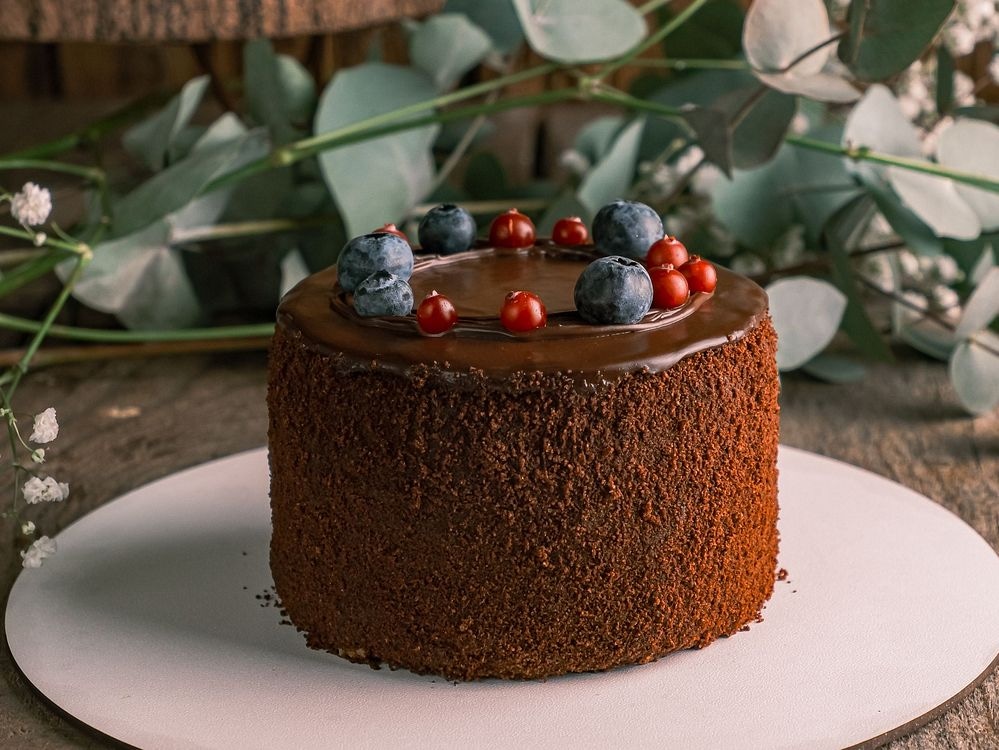 Шоколадний торт з чорницею, малиною та смородиною