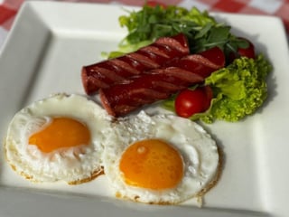 Яєчня з мисливськими ковбасками
