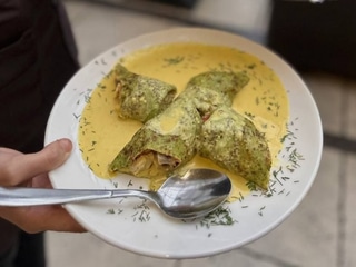 Шпинатовий млинець з куркою та помідорами