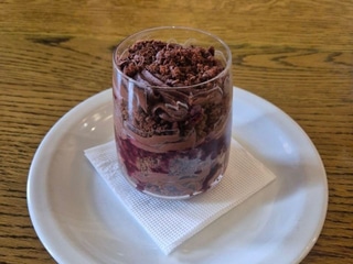 Шоколадний трайфл з вишнею