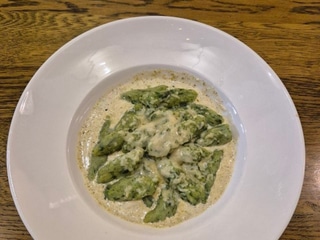 Шпинатові ньокі з вершками та соусом песто