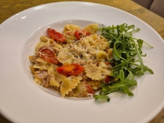 Фарфале з тунцем та помідорами черрі