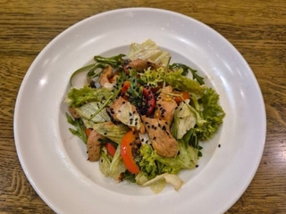 Мікс-салат з куркою та печерицями