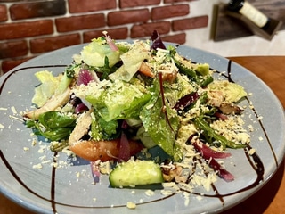 Салат з куркою та соусом Баже