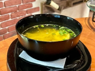 Курячий бульон з локшиною та яйцем