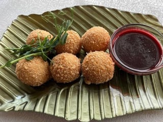 Сирні кульки з беконом та ягідним соусом